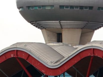 Torre de control de Barajas, junto a la terminal 4 del aeropuerto madrile&ntilde;o.