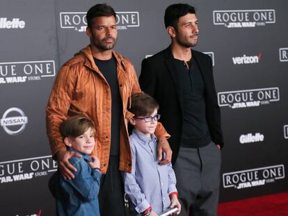 Ricky Martin junto a su esposo Jwan Yosef y dos de sus hijos, en 2016.