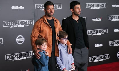 Ricky Martin junto a su esposo Jwan Yosef y dos de sus hijos, en 2016.