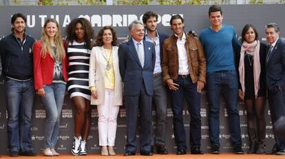 De izda a dcha. Verdasco, Victoria Azarenka, Serena Williams, Ana Botella, el presidente de Mutua Madrileña, Ignacio Garralda, Feliciano López, Nadal, Milos Raonic, Anabel Media y el director del Mutua Madrid Open, Manolo Santana.