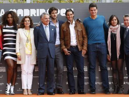 De izda a dcha. Verdasco, Victoria Azarenka, Serena Williams, Ana Botella, el presidente de Mutua Madrileña, Ignacio Garralda, Feliciano López, Nadal, Milos Raonic, Anabel Media y el director del Mutua Madrid Open, Manolo Santana.