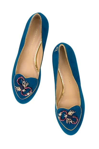 Zapatos de Charlotte Olympia con el símbolo de escorpio en la puntera. (c.p.v).