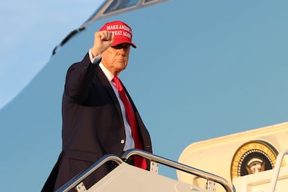 U.S. President Donald Trump gestures as he boards Air Force One to depart Washington from Joint Base Andrews in Maryland, February 28, 2025.   REUTERS/Kevin Lamarque