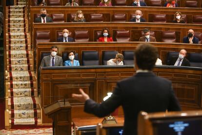 El presidente del Gobierno, Pedro Sánchez, y el líder de la oposición, Pablo Casado, en un duelo parlamentario en el Congreso.