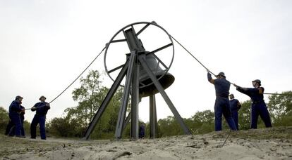 Miembros del pelotón Waalsdorp tocan la campana durante la ceremonia de conmemoración nacional en el Waalsdorpervlakte en La Haya.