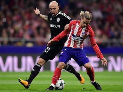 Richard Almeida y Antoine Griezmann durante el partido de Champions.