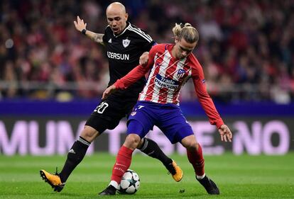 Richard Almeida y Antoine Griezmann durante el partido de Champions.