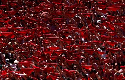 Cientos de pañuelos rojos, durante el chupinazo en el Ayuntamiento de Pamplona.