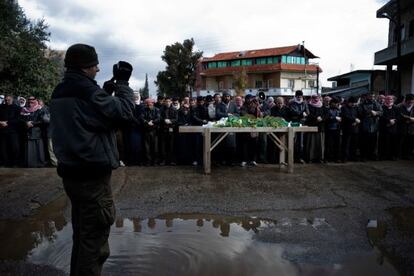 Un hombre graba el funeral de un adolescente muerto en Al Qusayr. 