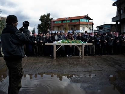 Un hombre graba el funeral de un adolescente muerto en Al Qusayr. 