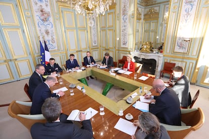 Reunión este lunes en París de líderes europeos. Entre ellos, Von der Leyen, presidenta de la Comisión Europea, Michel, presidente del Consejo Europeo, Macron, presidente francés y Scholz, canciller alemán.