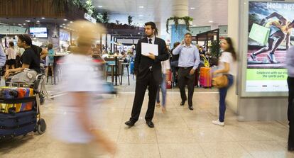 La gent es passa més hores a l'aeroport.