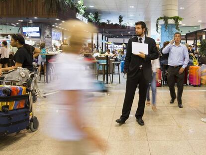 La gent es passa m&eacute;s hores a l&#039;aeroport.