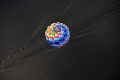 Un globo aerostático sobrevuela el lago Burley Griffin durante el Festival del Globo Aerostático en Canberra (Australia).
