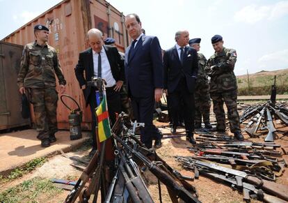 El presidente francés, Francois Hollande, el ministro de Relaciones Exteriores francés, Laurent Fabius y el ministro francés de Defensa Jean-Yves Le Drian inspeccionan las armas confiscadas a los rebeldes ex Seleka y la milicia "anti-balaka" por los militares franceses durante la Operación Sangaris, en una base militar francesa en Bangui.