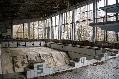 Piscina abandonada en Prypiat, en la zona de exclusión de Chernobyl, en Ucrania.