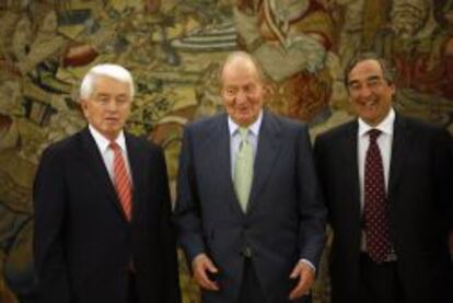 El rey Juan Carlos en compa&ntilde;&iacute;a del presidente de CEOE, Juan Rosell (derecha) y el presidenre de la C&aacute;mara de Comercio de EE UU en Espa&ntilde;a, Jaime Malet.