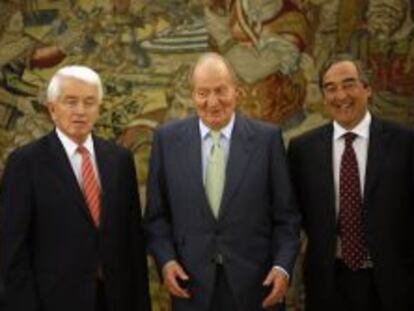 El rey Juan Carlos en compa&ntilde;&iacute;a del presidente de CEOE, Juan Rosell (derecha) y el presidenre de la C&aacute;mara de Comercio de EE UU en Espa&ntilde;a, Jaime Malet.