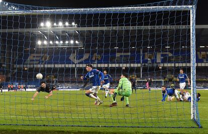 Gundogan define de cabeza el 0-1 del City en Goodison Park.