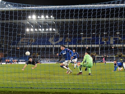 Gundogan define de cabeza el 0-1 del City en Goodison Park.