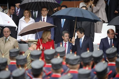 Ministros, presidentes autonómicos y parlamentarios en el desfile militar de la Fiesta nacional.