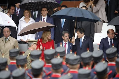 Ministros, presidentes auton&oacute;micos y parlamentarios en el desfile militar de la Fiesta nacional. 