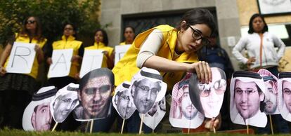 Miembros de Amnistía Internacional en México colocan el pasado febrero fotos de prisioneros en Arabia Saudí durante una manifestación por la liberación del blogger Raif Badawi.