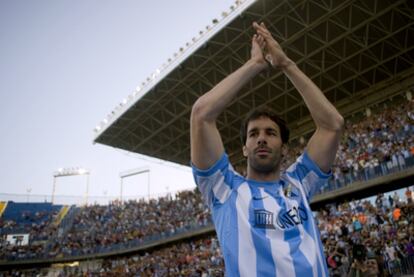 Ruud Van Nistelrooy saluda a los 15.000 seguidores del Málaga que acudieron a La Rosaleda para darle la bienvenida al club malacitano.