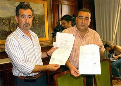 Juan Manuel Salmerón y Guillermo Casas, alcaldes del PP en Abrucena y Olula, respectivamente, muestran el manifiesto de los 26 alcaldes almerienses.