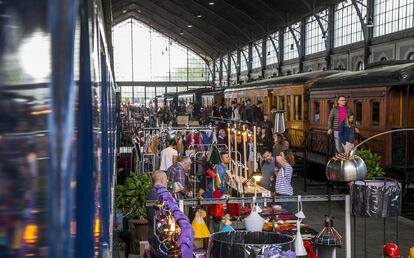 El público visita los puestos y los vagones expuestos en el Museo del Ferrocarril durante el último Mercado de Motores.