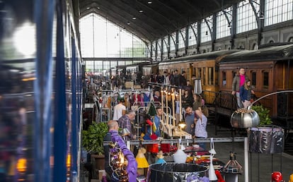 El público visita los puestos y los vagones expuestos en el Museo del Ferrocarril durante el último Mercado de Motores.