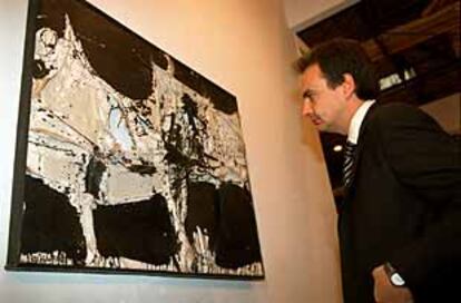 José Luis Rodríguez Zapatero, durante su visita, ayer en Madrid, a la feria de arte Arco 2001.