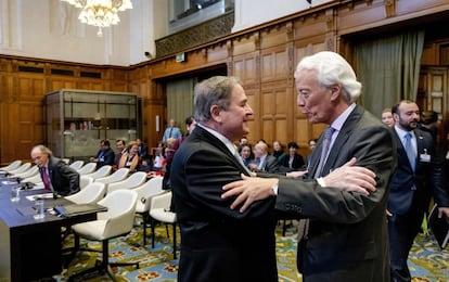 El exfiscal de Colombia, Carlos Gustavo Arrieta Padilla saluda al embajador de Nicaragua Carlos Jose Arguello Gomez en la sede de la Corte Internacional de La Haya. 