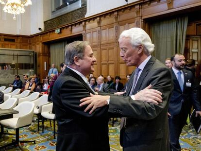 El exfiscal de Colombia, Carlos Gustavo Arrieta Padilla saluda al embajador de Nicaragua Carlos Jose Arguello Gomez en la sede de la Corte Internacional de La Haya. 