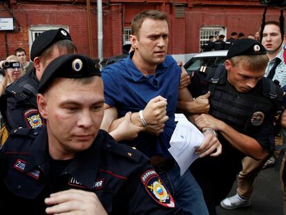 La policía detiene al líder de la oposición rusa, Alexéi Navalni, después de visitar la oficina de la comisión electoral de la ciudad para presentar documentos para registrarse como candidato a la alcaldía, en Moscú el 10 de julio de 2013.