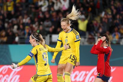 Rebecka Blomqvist (en el centro) celebra su gol con su compañera de equipo Kosovare Asllani.