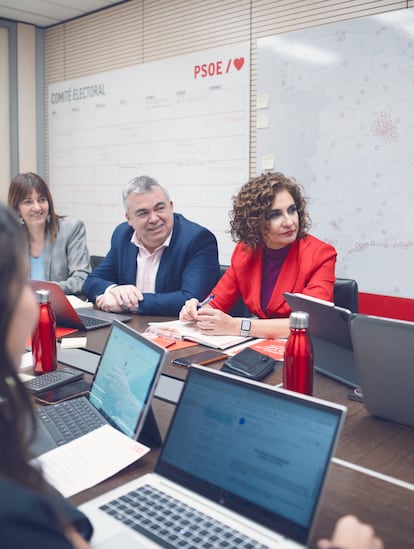 Planta quinta de la sede nacional del PSOE, en Madrid. En la imagen, algunos de sus responsables electorales: el jefe de campaña, Santos Cerdán; a la derecha, la coordinadora de estrategia, la ministra María Jesús Montero, y, a la izquierda, la secretaria de Estudios y Programas, Idoia Mendia.