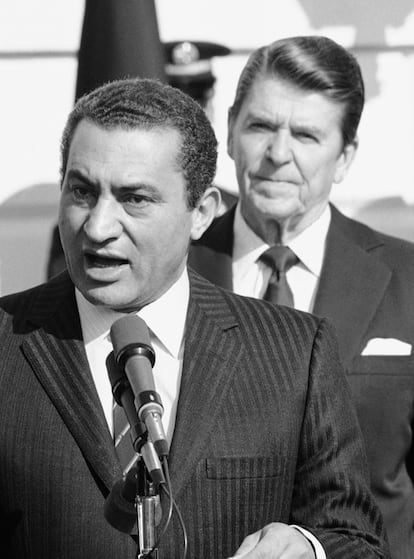 Intervención del presidente egipcio Hosni Mubarak en la Casa Blanca, el 4 de febrereo de 1982; en segundo término, el presidente estadounidense Ronald Reagan.