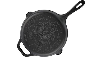 Sartén de hierro fundido curado.