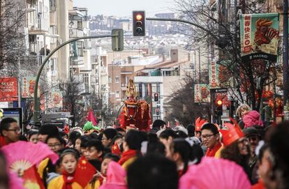 Este pasacalle, con dragones y leones, ha partido a las 11 horas del Centro de Mayores Chino situado en la calle Olvido 62 y ha concluido dos horas después, tras recorrer las vías más importantes del barrio, en el mismo lugar, marca el inicio de la programación.