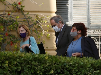 Carme Forcadell (i) y Dolors Bassa (d), con Quim Torra.