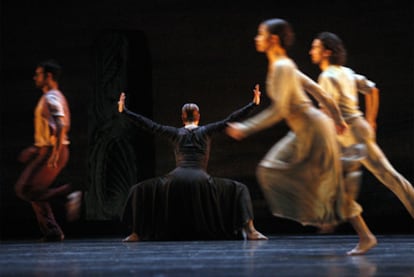 Un momento de la emblemática coreografía de Nacho Duato, <i>Arenal.</i>