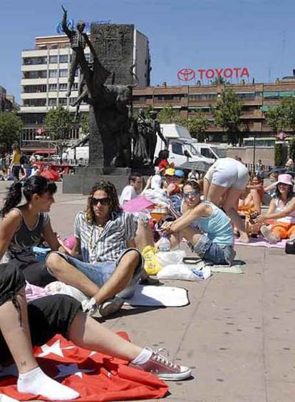 Un chico luce los rizos que el cantante popularizó en la cola de Las Ventas.