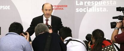 El secretario general del PSOE, Alfredo Pérez Rubalcaba, al inicio de la rueda de prensa tras la reunión de la nueva dirección Ejecutiva del PSOE.