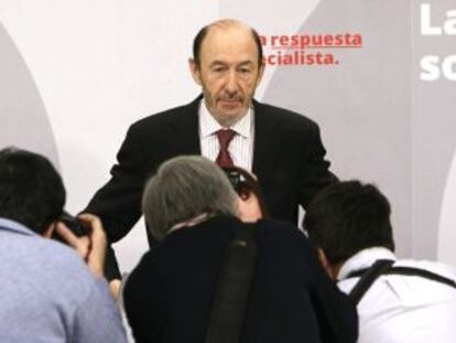 El secretario general del PSOE, Alfredo P&eacute;rez Rubalcaba, al inicio de la rueda de prensa tras la reuni&oacute;n de la nueva direcci&oacute;n Ejecutiva del PSOE.