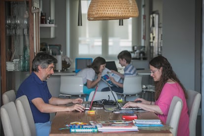 Francisco Reinaldo and his wife Olga Pérez working from home.