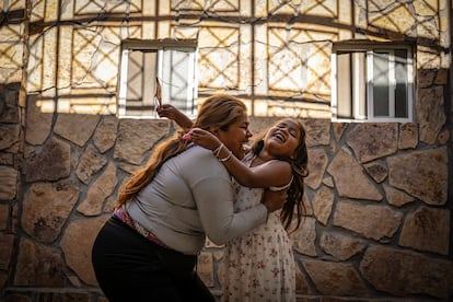 Damarys Godoy y su hija Carlis Godoy en la Catedral de Ciudad Jurez, el 21 de noviembre de 2024.