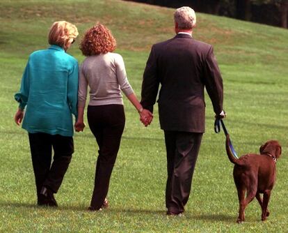 Los Clinton caminan junto a Chelsea por los jardines de la Casa Blanca, el 18 de agosto de 1998.