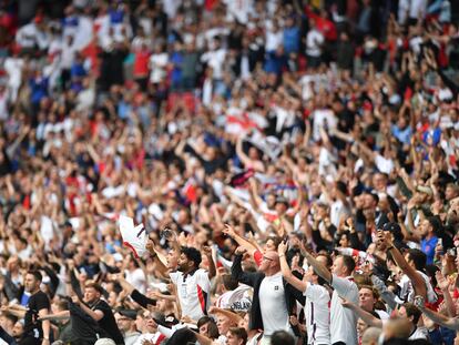 Aficionados ingleses celebran la victoria ante Alemania en Wembley.