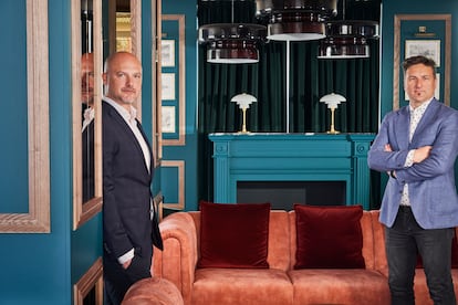 Los fundadores del estudio Ilmiodesign, Andrea Spada (derecha) y Michele Corbani, en uno de los salones del hotel.